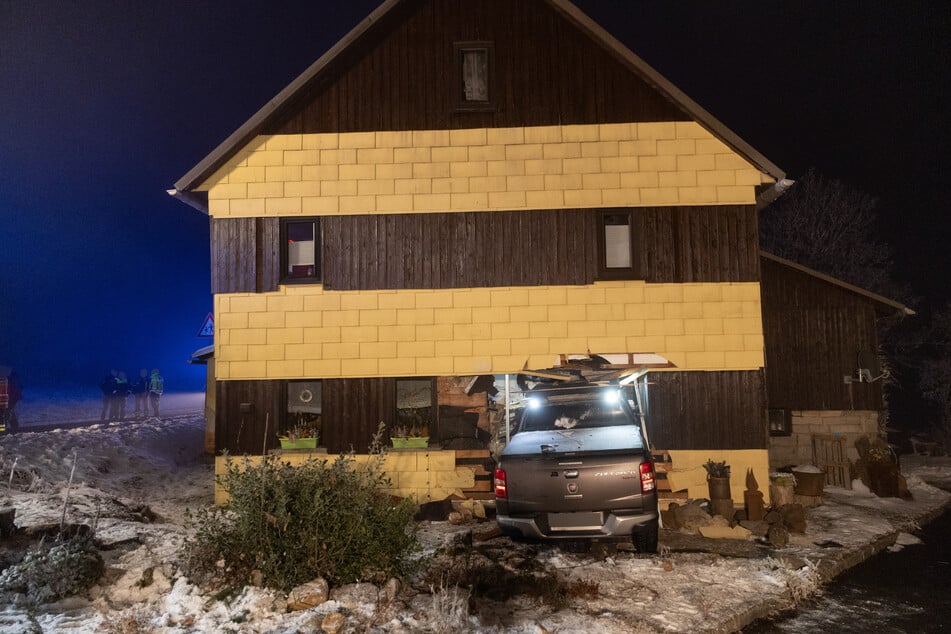 Am Haus sei ein Sachschaden von rund 80.000 Euro entstanden, so die Polizei.