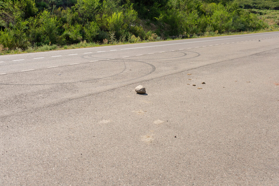 Die Polizei stellte den Stein sicher und ermittelt nun, wie dieser auf die Straße kommen konnte. (Symbolbild)