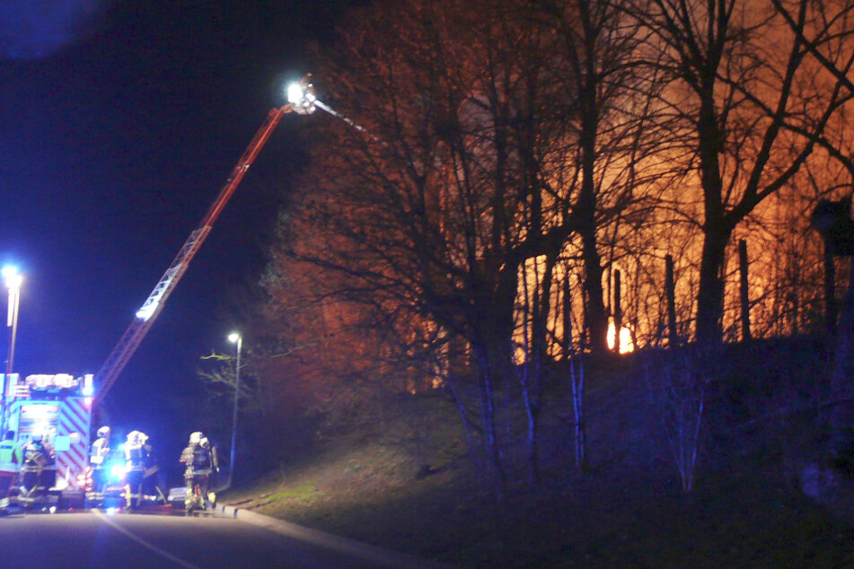 Feuerwehr mit Großaufgebot vor Ort: Lagerhalle geht in Flammen auf