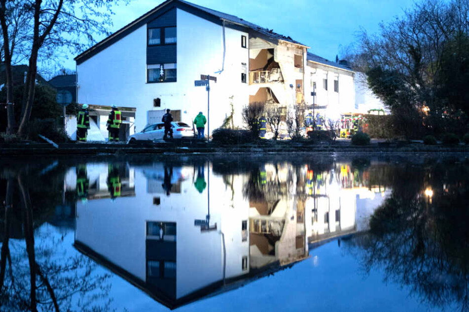 Das Haus liegt direkt an einem Weiher.