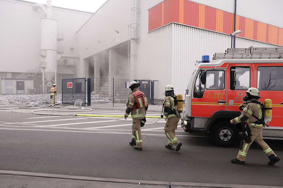 Rund 80 Feuerwehrleute seien im Einsatz.