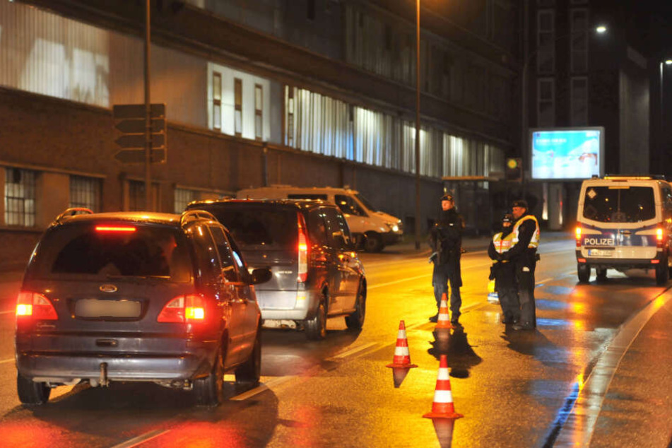 Die Polizei kontrolliert Fahrzeuge in Essen.