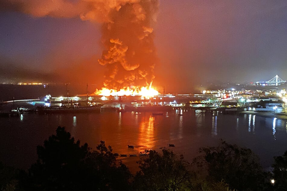 Großbrand in einer Hafenanlage in San Francisco. Das Feuer war am Samstagmorgen aus unbekannter Ursache auf dem historischen Kai Pier 45 ausgebrochen.
