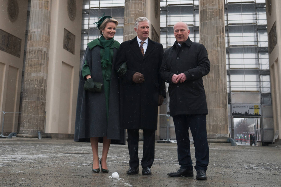 Berlins Regierender Bürgermeister Kai Wegner (51, CDU, r.) hat am Dienstag das belgische Königspaar Philippe (63) und Mathilde (50) am Brandenburger Tor empfangen.