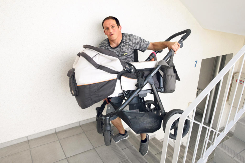 120 Stufen Qual: Mieter Lars Menki (31) schleppt seinen Kinderwagen in den
achten Stock.
