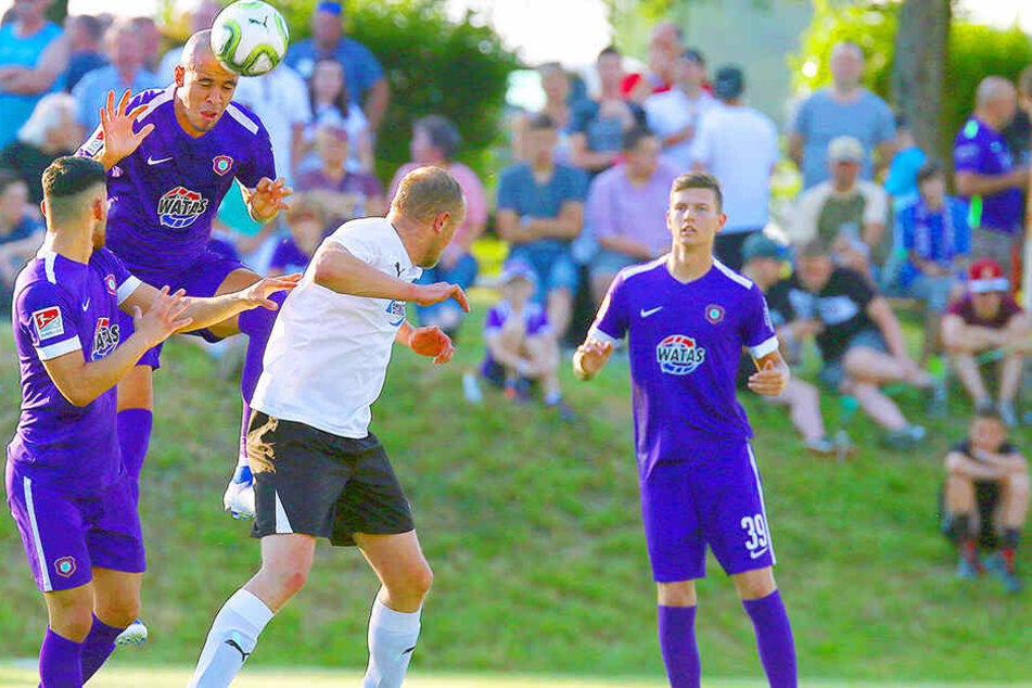 Aues Abwehrproband Bruno Soares klärt beim 26:0-Erfolg gegen BW Albernau per Kopf.