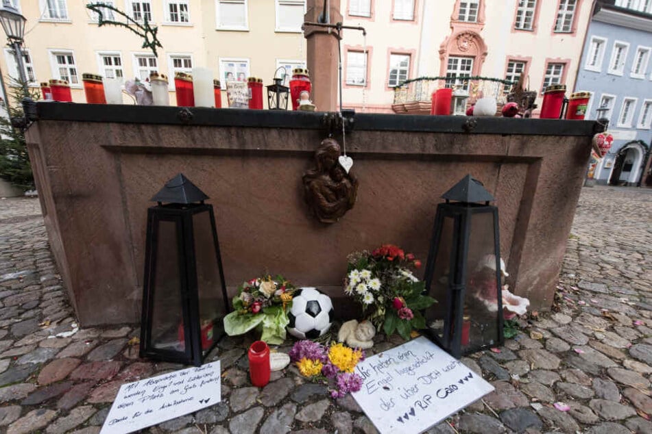 Kerzen und Trauerschmuck am Stadtbrunnen in Endingen. Die Tat erschütterte das 9000-Seelendorf. (Archivbild)