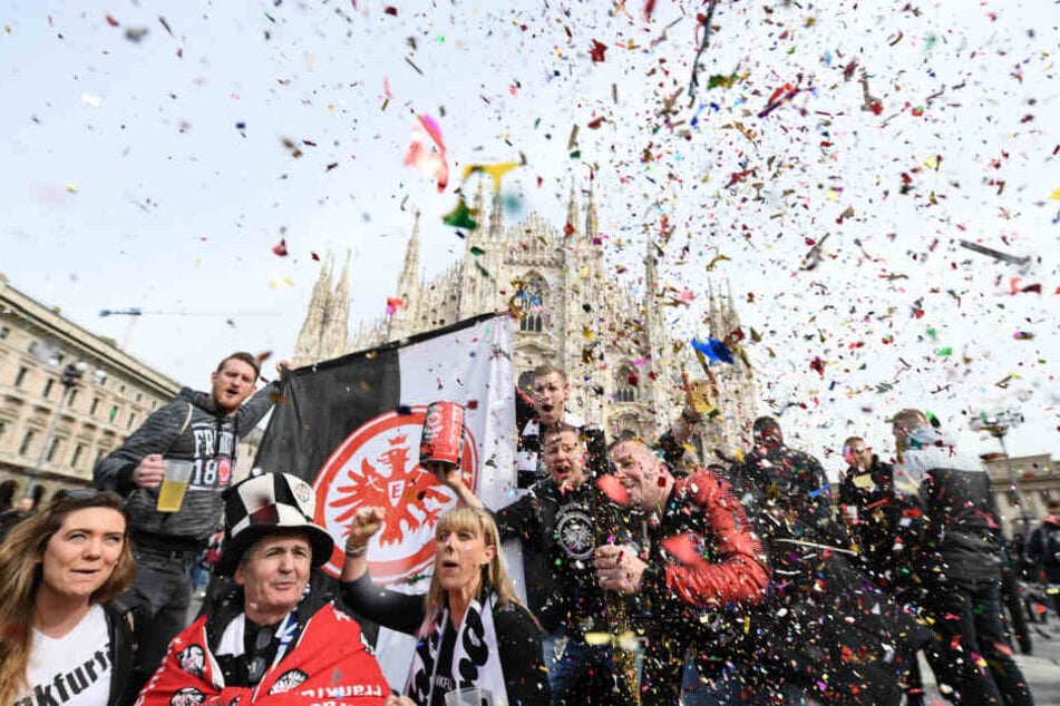 Party mit Konfetti: Eintracht-Fans feiern vor dem Mailänder Dom.