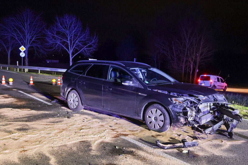 Vollsperrung nach Kreuzungs-Crash: Opel-Fahrerin kracht in Ford