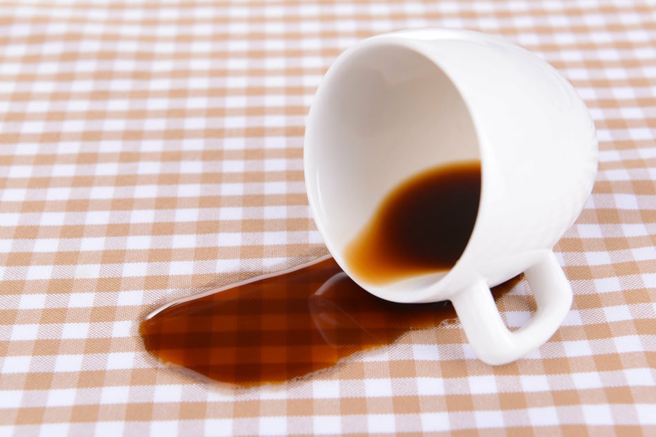Kaffeeflecken lassen sich am besten entfernen, wenn sie noch frisch sind.