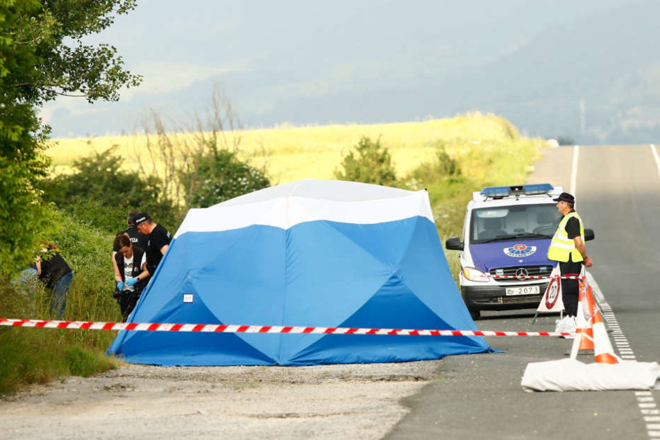 Die Polizisten haben am Fundort der Toten nahe Asparrena ein Zelt zur Spurensicherung aufgebaut. Den Behörden zufolge handelt es sich mit hoher Wahrscheinlichkeit um Sophia. Das Ergebnis des DNA-Tests wird für Anfang nächster Woche erwartet.