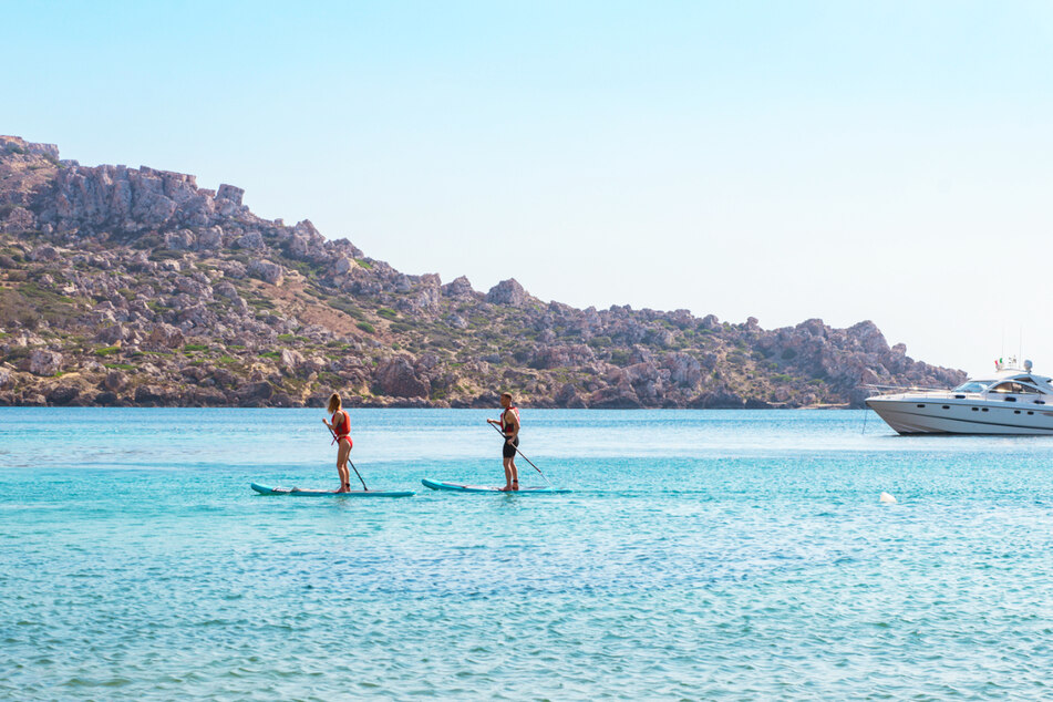 Beliebt ist auch das Stand-Up-Paddling mit Blick auf die schönen Strände.