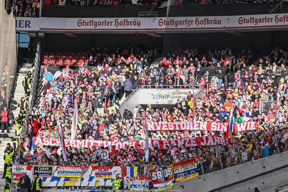 Mainzer Fans machen ihrem Ärger über die DFL beim Spiel in Stuttgart Luft.