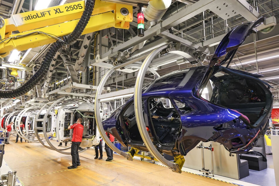Mitarbeiter montieren Komponenten an Porsche Macan und Panamera. Eine E-Version des Macan soll ab 2023 in Leipzig in Serienproduktion gehen.