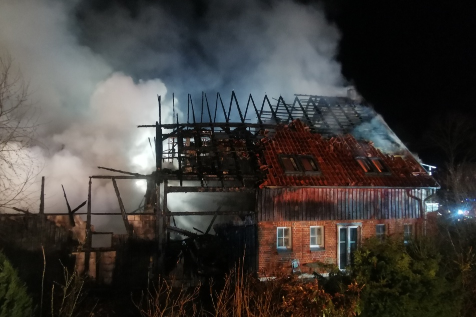 Der Dachstuhl des ehemaligen Bauernhauses brannte komplett aus.