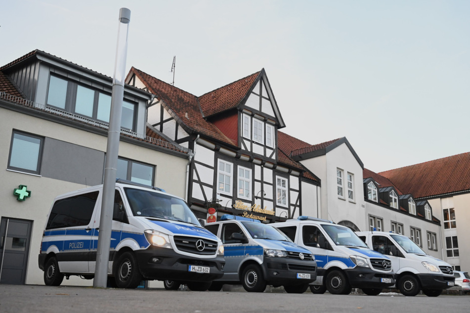 Polizisten sichern das Oberlandesgericht in Celle.