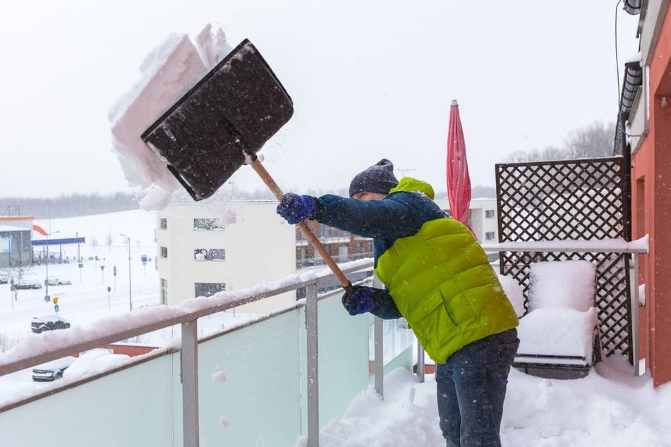 Achtlos Schnee vom Balkon werfen sollte man in der Regel nicht.