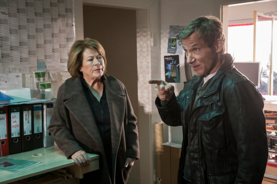 Jankowsky als Overbeck mit dessen Chefin Anna Springer (Rita Russek, 74) in einem "Wilsberg"-Film.