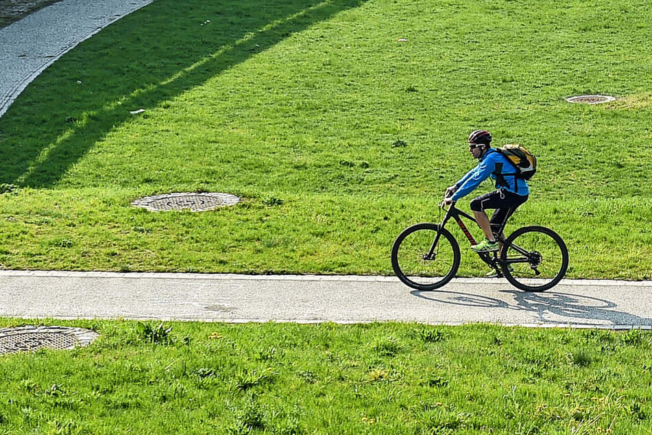 Dresden: Mann auf Elberadweg ausgeraubt – Dann versuchen es die Täter erneut!