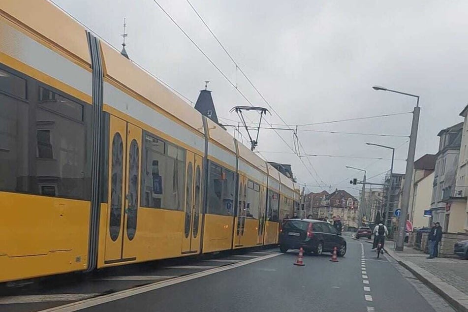 Am Dienstagvormittag krachte es kurz vor der Haltestelle "Ludwig-Hartmann-Straße" zwischen einem Auto und einer Straßenbahn.