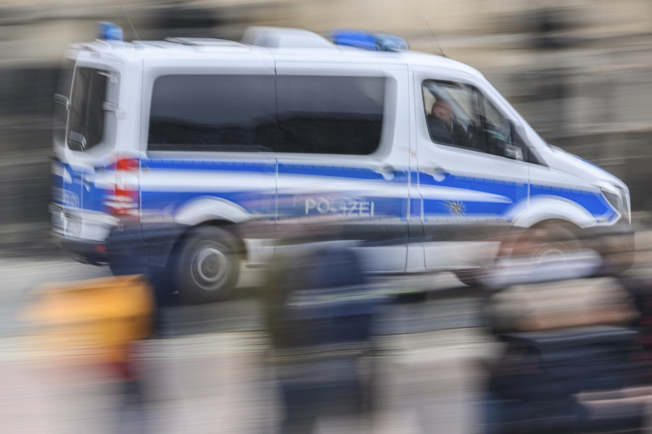 Die Polizei sucht nach einem Fahrzeugführer, der einen anderen Fahrer gefährdet hat. (Symbolbild)