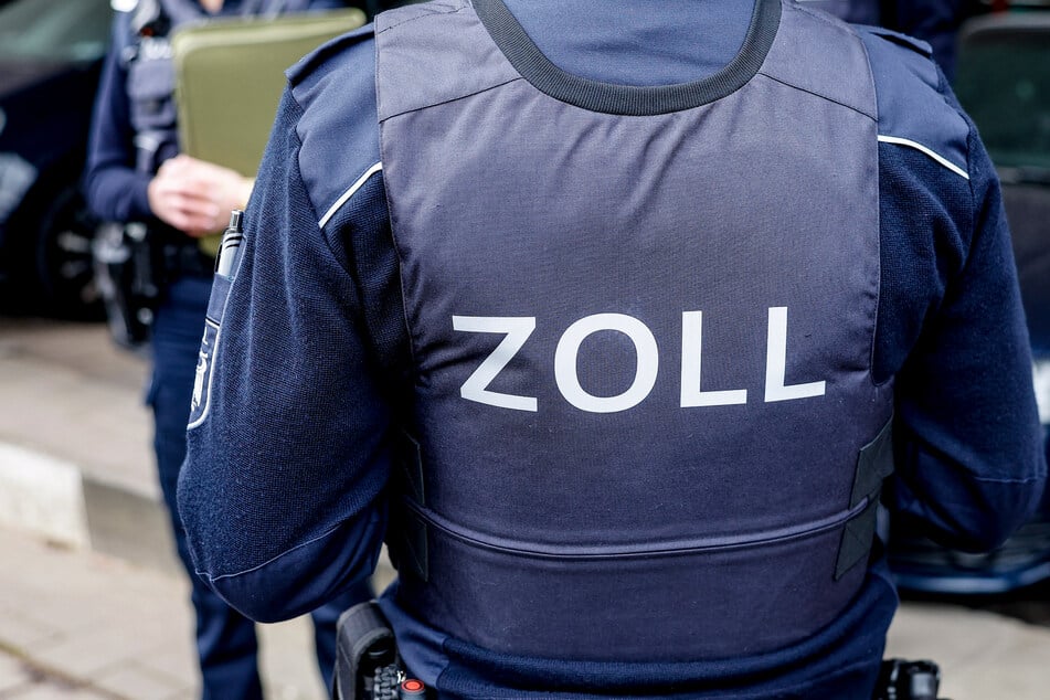 Als die Reisende durch den Ausgang für anmeldefreie Waren durchlaufen wollte, hatten die Zollbeamten den richtigen Riecher. (Symbolbild)