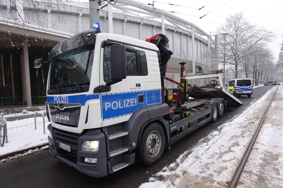 Das Fahrzeug musste abgeschleppt, die Straße vorübergehend gesperrt werden.