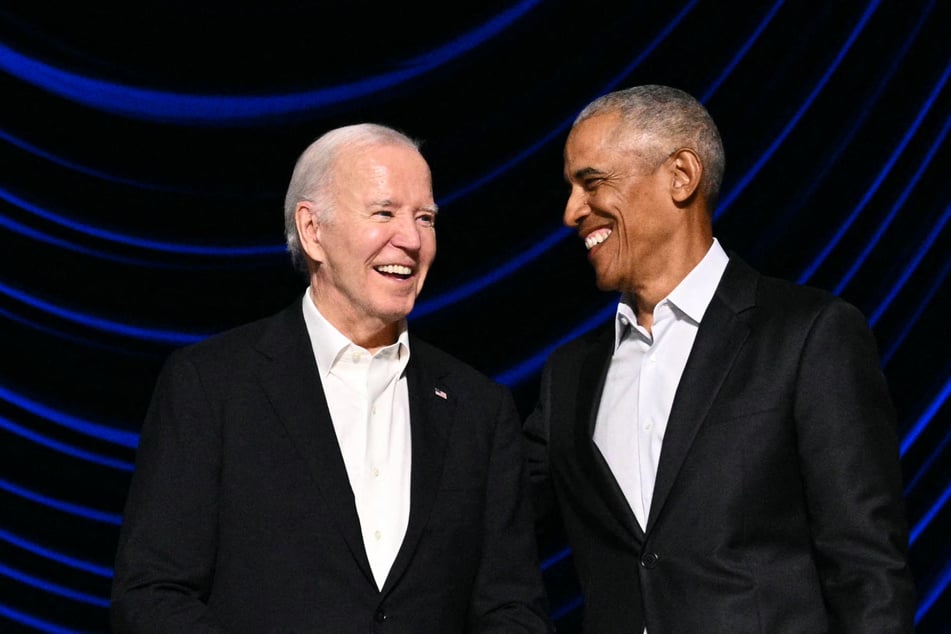 Former President Barack Obama (r.) has defended Joe Biden after his poor debate performance.