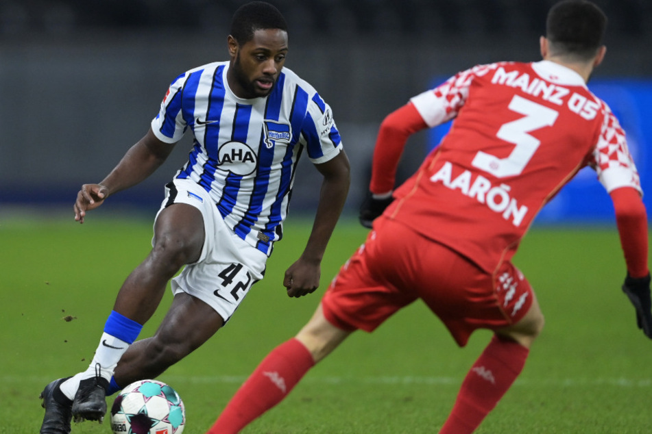 Herthas Deyovaisio Zeefuik (l.) im Zweikampf mit Aaron Martin. Der Niederländer rutschte für Peter Pekarik in die Startelf, konnte seine Chance aber nicht nutzen.