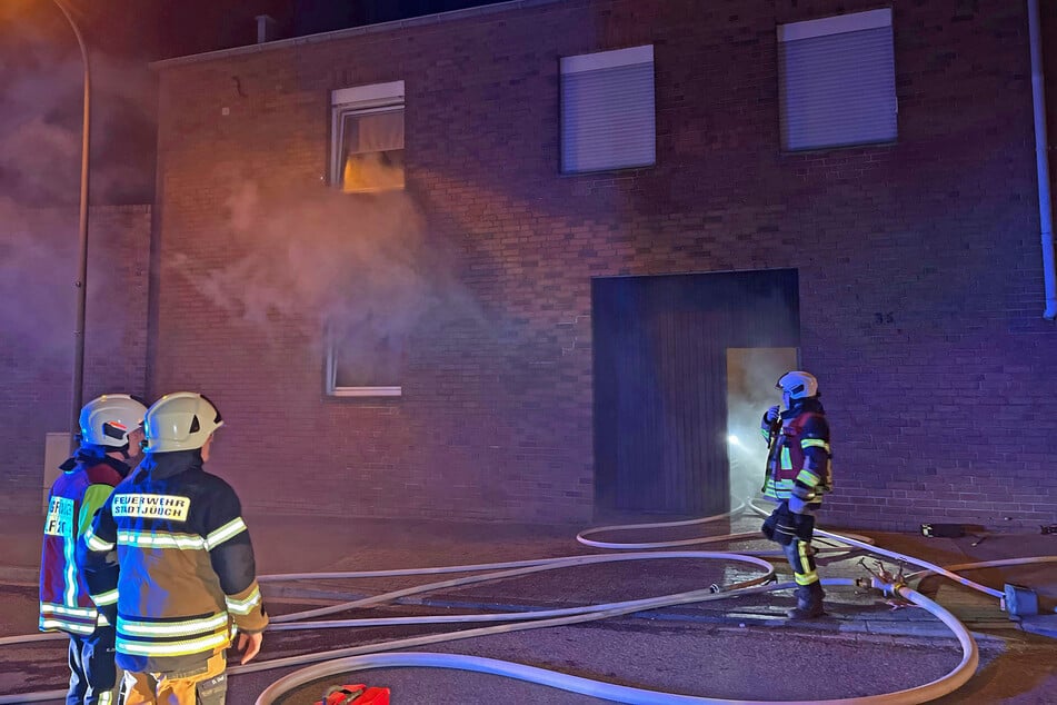 Tragisch: Frau stirbt nach Brand in Mehrfamilienhaus