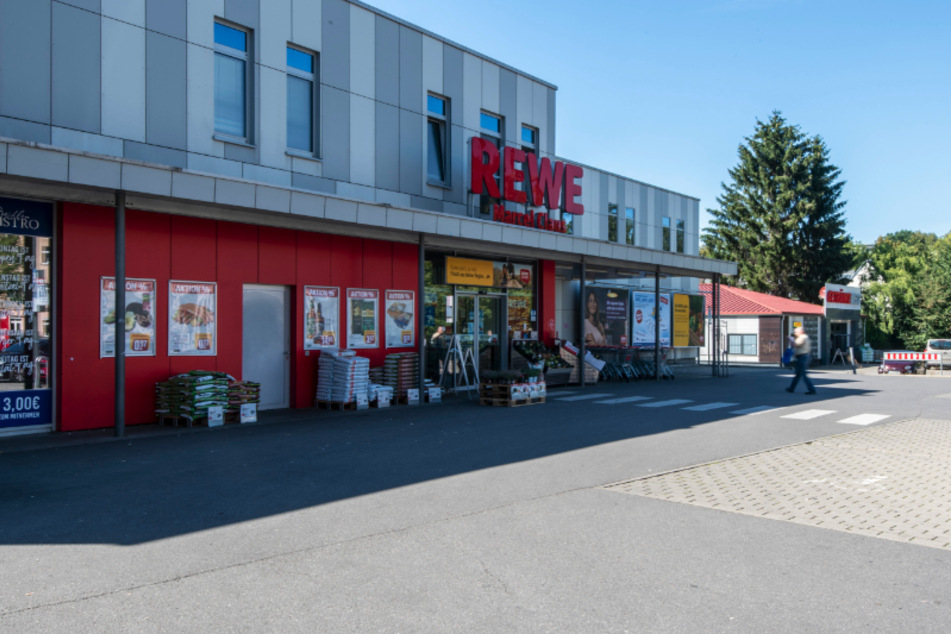 Am Dienstagabend wurde ein Jugendlicher in dem REWE-Markt an der Beyerstraße/Limbacher Straße beim Klauen erwischt. Er flüchtete anschließend.