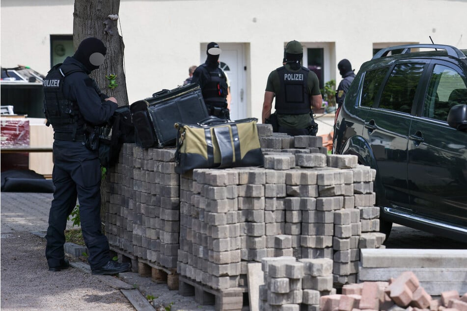 Der Einsatz wurde vor dem Hintergrund eines Ermittlungsverfahrens wegen des Verdachts des unerlaubten Handelns mit Betäubungsmitteln durchgeführt.