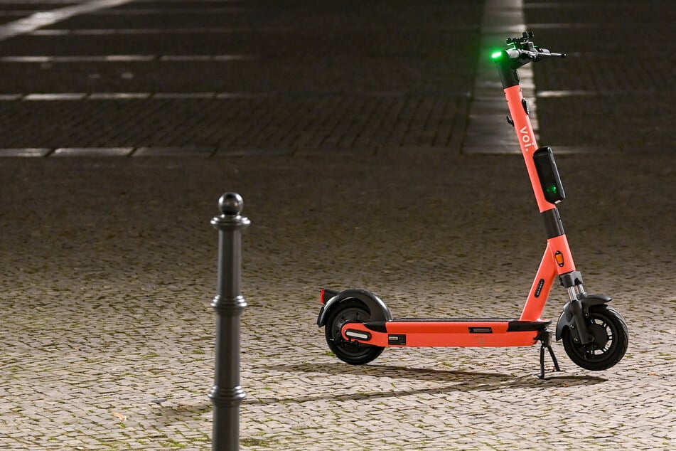 Die Magdeburger Polizei kontrollierte in der Nacht einen E-Scooter-Fahrer. (Symbolbild)