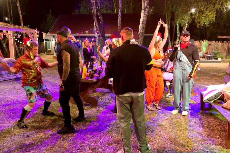 Fritz Wagner (26, ganz links) und Cosimo Citiolo (42, rechts daneben) hatten besonders viel Spaß auf der Party. Später ließen sie noch die Hüllen fallen.