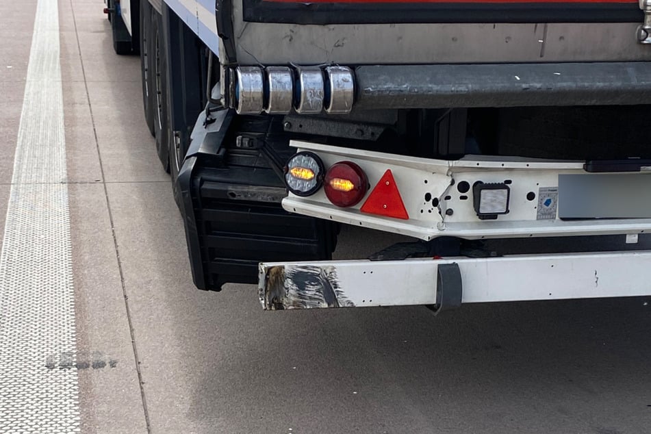 Diesem Lastwagen ist der Transporter hinten links reingefahren und ist daraufhin in die Leitplanke geknallt.