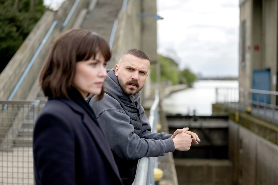 Maryam Azadi (Melika Foroutan, 49) zeigt ihrem Kollegen Hamza Kulina (Edin Hasanovic, 33) die Stelle, an der sich die Spur von Viktoria und ihrem Vater verliert.