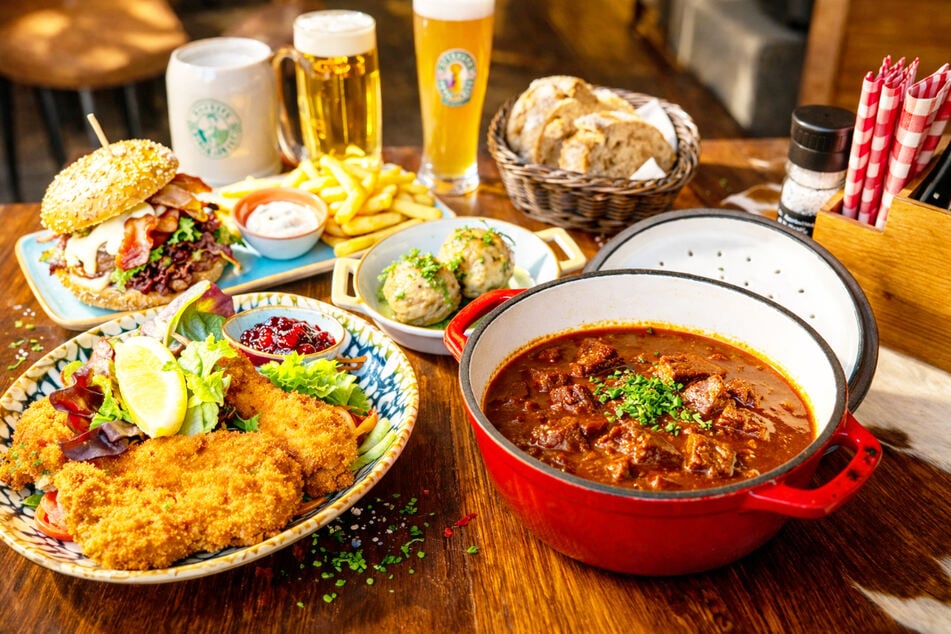 Deftige Schnitzel und Tiroler Klassiker sind schmackhafte Bestandteile der Speisekarte.