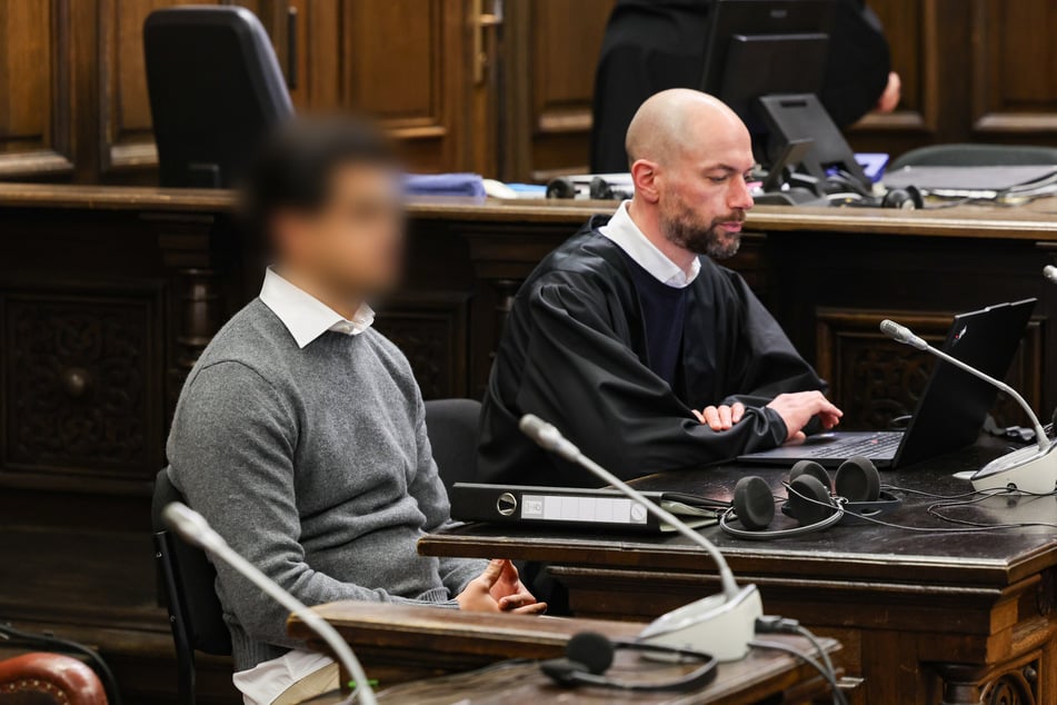 Der Angeklagte A. (28) zu Beginn des Prozesses zusammen mit seinem Anwalt Alexander Kienzle (r.) in einem Saal des Hamburger Landgerichtes.