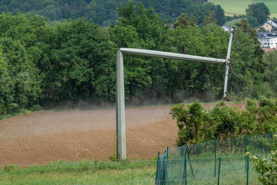 Im Landkreis Neumarkt in der Oberpfalz sind durch die stürmischen Böen mehrere Strommasten umgeknickt.