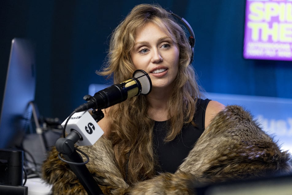 Miley Cyrus wrote an original song for her dad in honor of his 64th birthday.