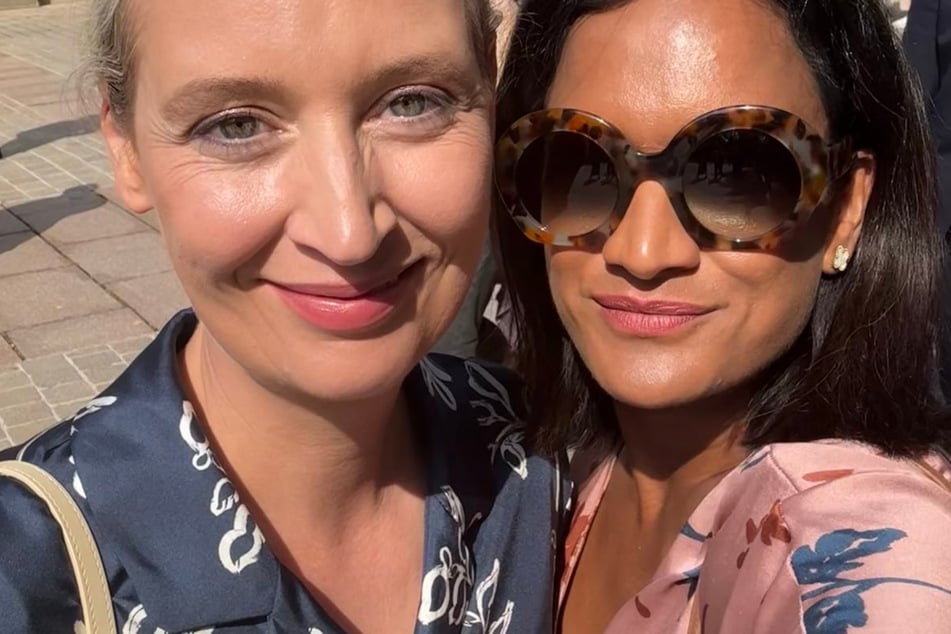 Alice Weidel (46, AfD, l.) und Sarah Bossard (43) strahlten bei den Bayreuther Festspielen in die Kamera.