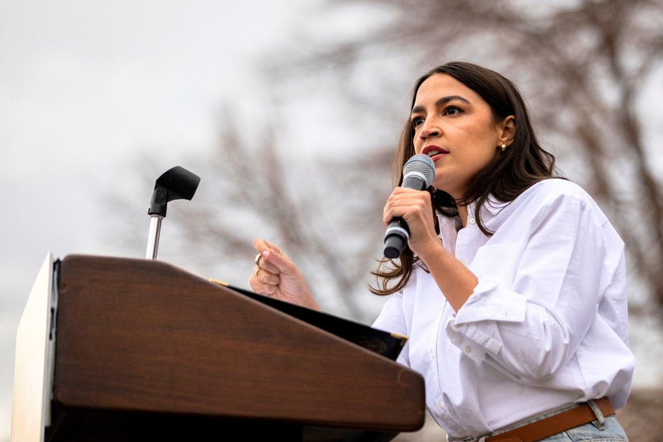 AOC vows to endorse challengers against House colleagues "if someone crosses some huge line"