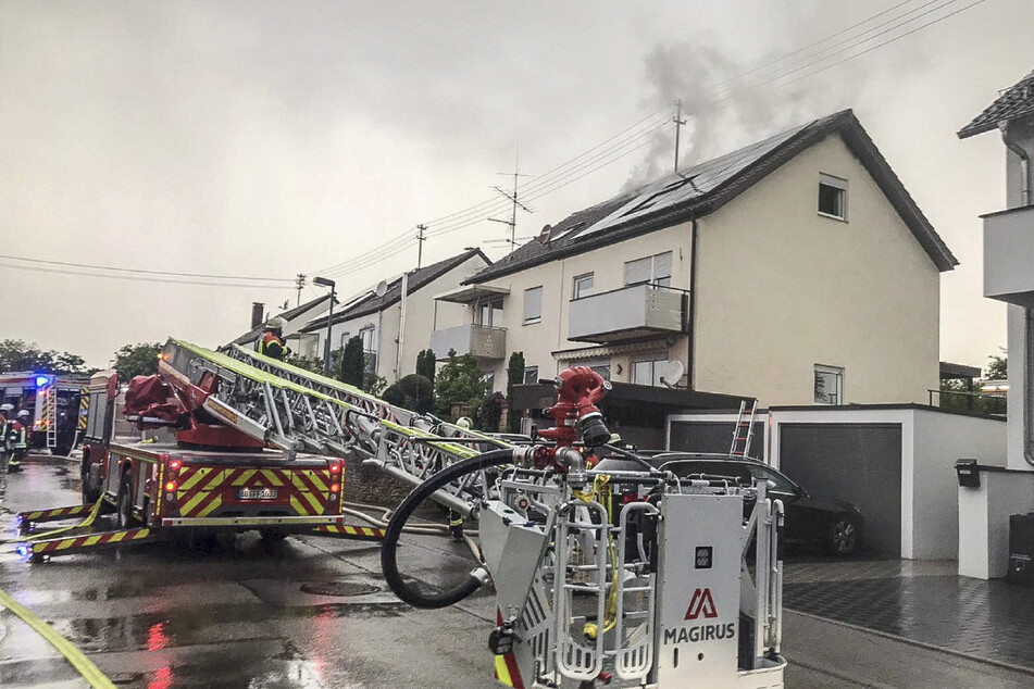 Einsatzkräfte der Feuerwehr bereiten sich für Löscharbeiten an einem Wohnhaus im Ortsteil Haslach vor.