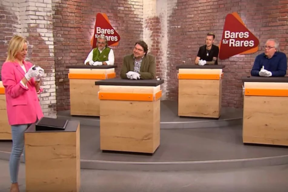 Antiquitätenhändler Thorsden Schlößner (63, r.) sichert sich die Brosche für satte 2500 Euro.