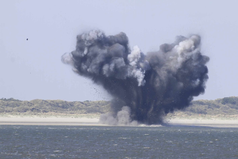 Ein Torpedo geht im Juni 2021 bei einer kontrollierten Sprengung auf einer Sandbank zwischen den Nordseeinseln Norderney und Juist in die Luft.