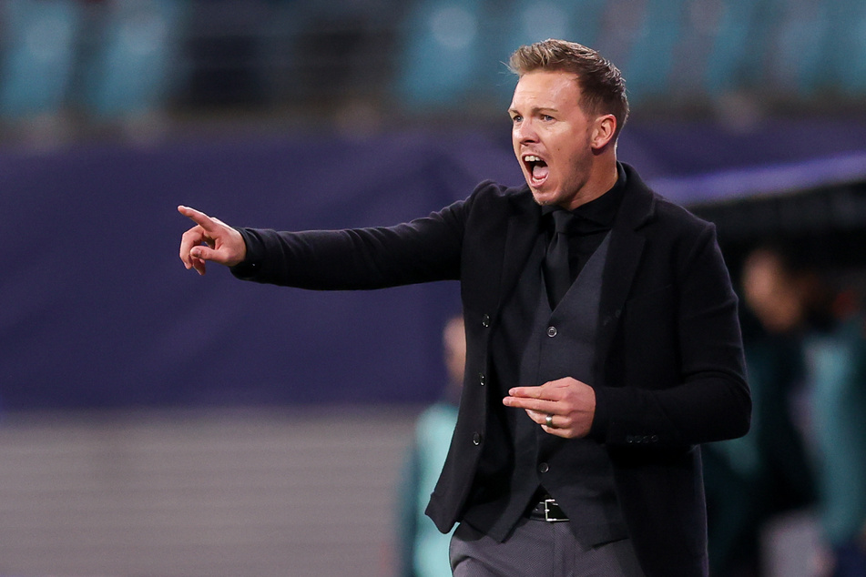Ob er auch morgen wieder mit so viel Eifer an der Seitenlinie stehen wird? RB-Coach Julian Nagelsmann während des Spiels gegen Istanbul Basaksehir in der Champions League. (Archivbild)