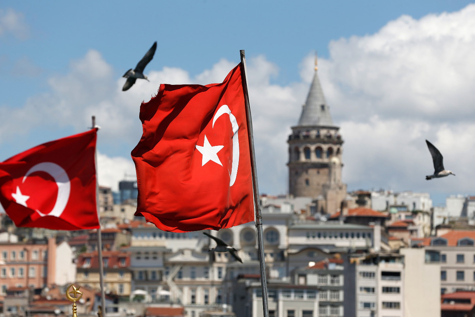Türkische Flaggen wehen vor dem Stadtbild und dem Galataturm in Istanbul. Die Türkei hat eine Militärübung im Mittelmeer angekündigt.
