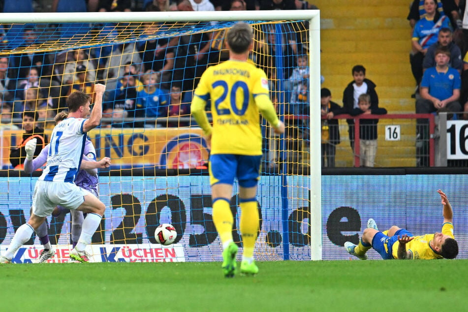 Pechvogel Kevin Ehlers (r.) drückt den Ball zum 3:2 für Hertha BSC über die eigene Linie - Sebastian Grönning (l.) freut's.