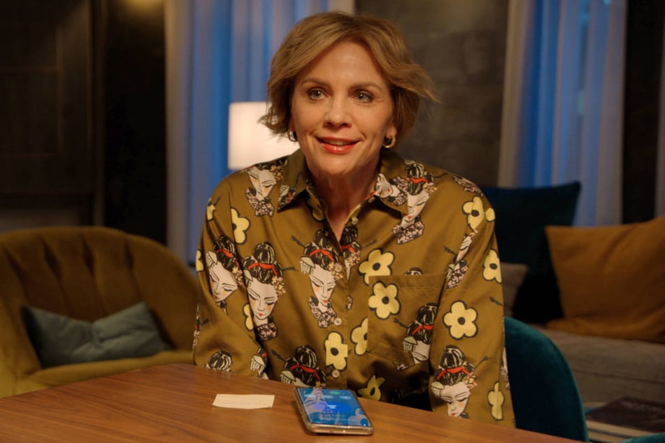 Yvonne instruiert den Schriftsteller am Telefon zum weiteren Vorgehen.