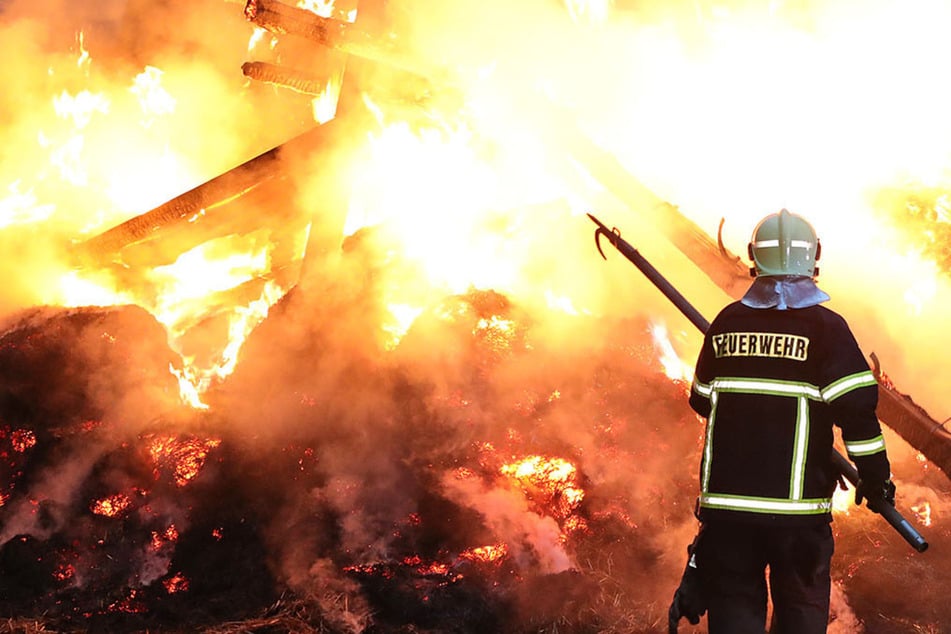 120 Ballen abgefackelt: Großer Stroh-Brand südlich von Dresden